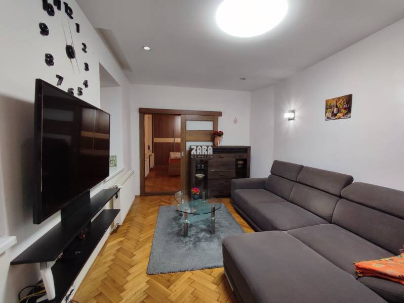 Staré Mesto-ul. Hlavná, 2 izb. tehlový pavlačový byt, 61 m2.ZARIADENÝ