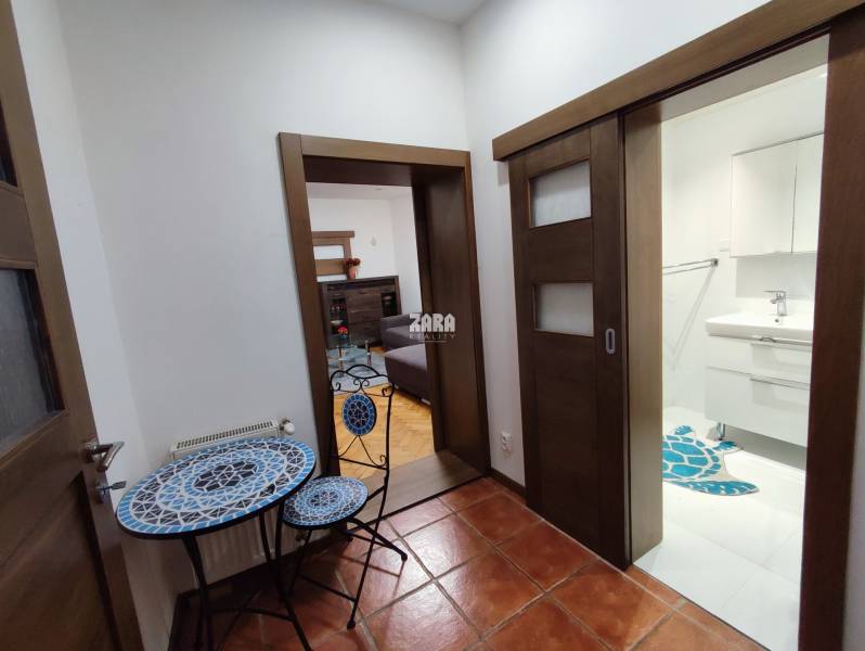 Staré Mesto-ul. Hlavná, 2 izb. tehlový pavlačový byt, 61 m2.ZARIADENÝ