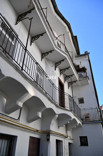 Staré Mesto-ul. Hlavná, 2 izb. tehlový pavlačový byt, 61 m2.ZARIADENÝ