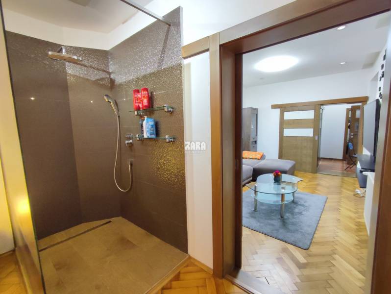 Staré Mesto-ul. Hlavná, 2 izb. tehlový pavlačový byt, 61 m2.ZARIADENÝ