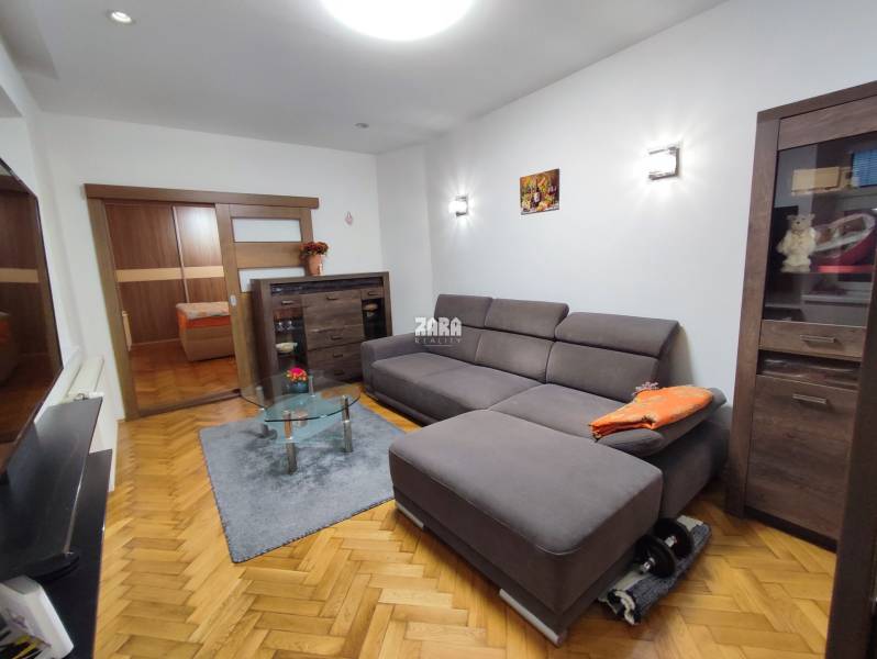 Staré Mesto-ul. Hlavná, 2 izb. tehlový pavlačový byt, 61 m2.ZARIADENÝ