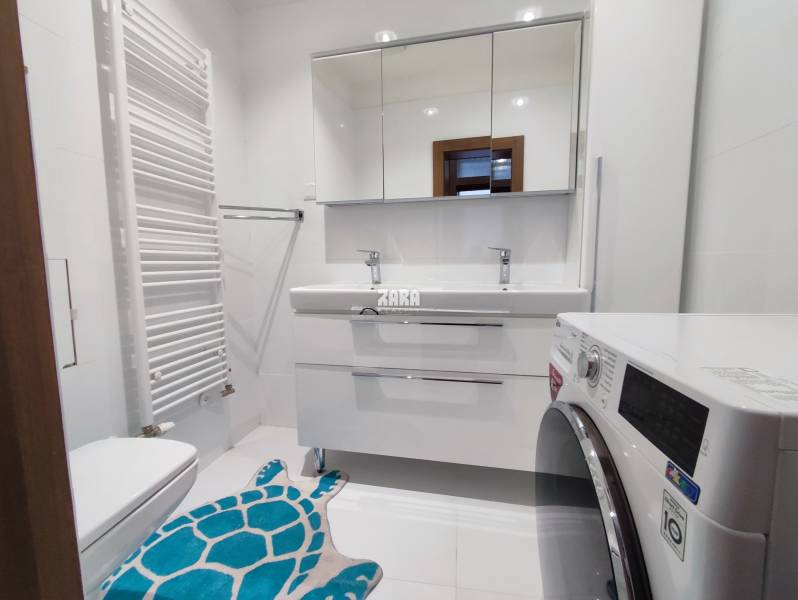 Staré Mesto-ul. Hlavná, 2 izb. tehlový pavlačový byt, 61 m2.ZARIADENÝ