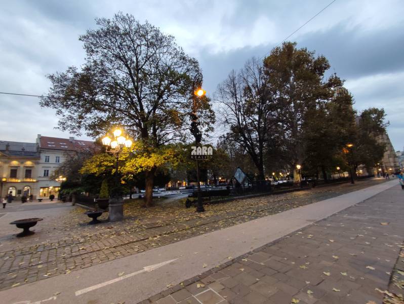 Staré Mesto-ul. Hlavná, 2 izb. tehlový pavlačový byt, 61 m2.ZARIADENÝ