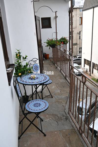 Staré Mesto-ul. Hlavná, 2 izb. tehlový pavlačový byt, 61 m2.ZARIADENÝ