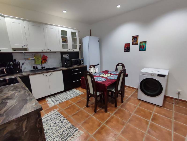 Staré Mesto-ul. Hlavná, 2 izb. tehlový pavlačový byt, 61 m2.ZARIADENÝ