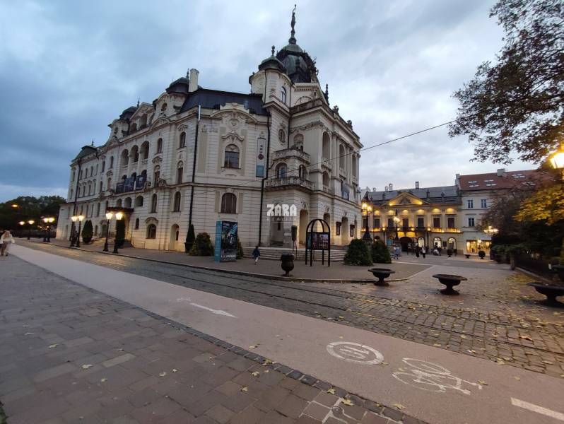 Staré Mesto-ul. Hlavná, 2 izb. tehlový pavlačový byt, 61 m2.ZARIADENÝ