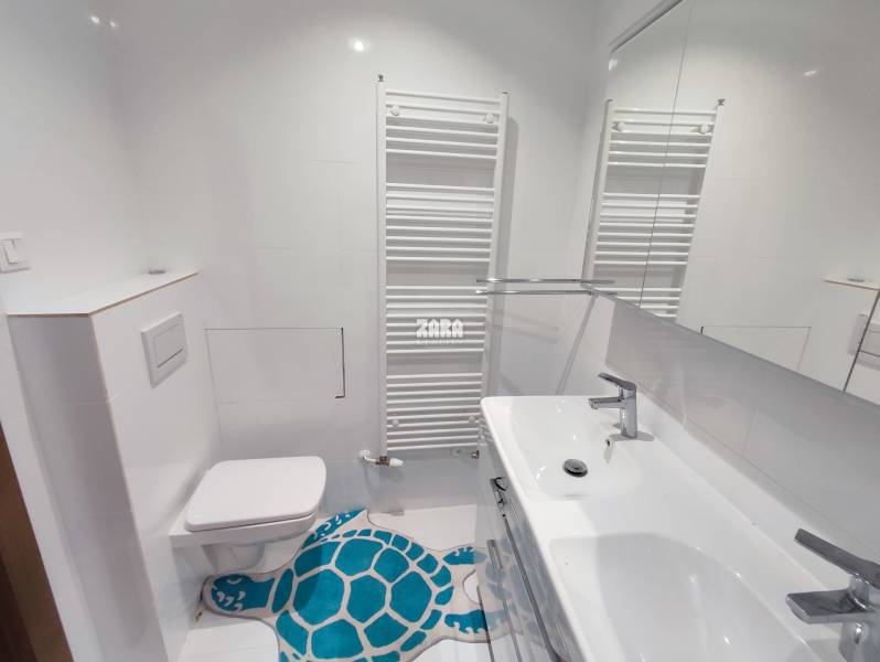 Staré Mesto-ul. Hlavná, 2 izb. tehlový pavlačový byt, 61 m2.ZARIADENÝ