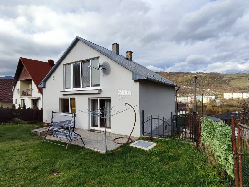 GELNICA - veľmi pekný 3 podlažný rod. dom po rekonštrukcii. 861 m2