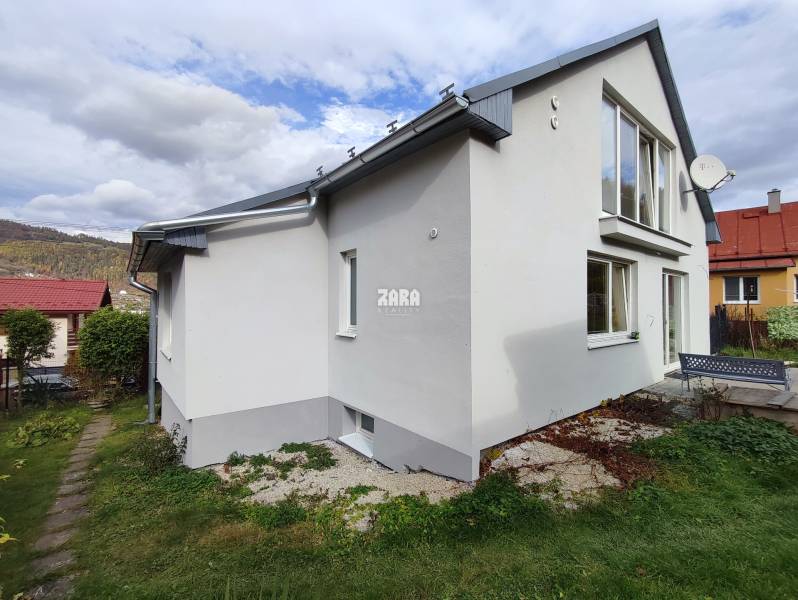 GELNICA - veľmi pekný 3 podlažný rod. dom po rekonštrukcii. 861 m2