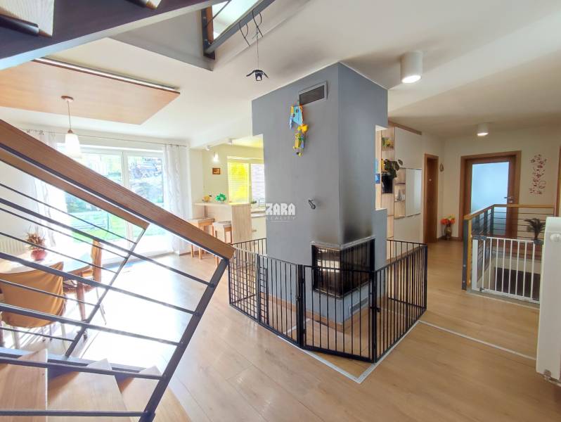 GELNICA - veľmi pekný 3 podlažný rod. dom po rekonštrukcii. 861 m2