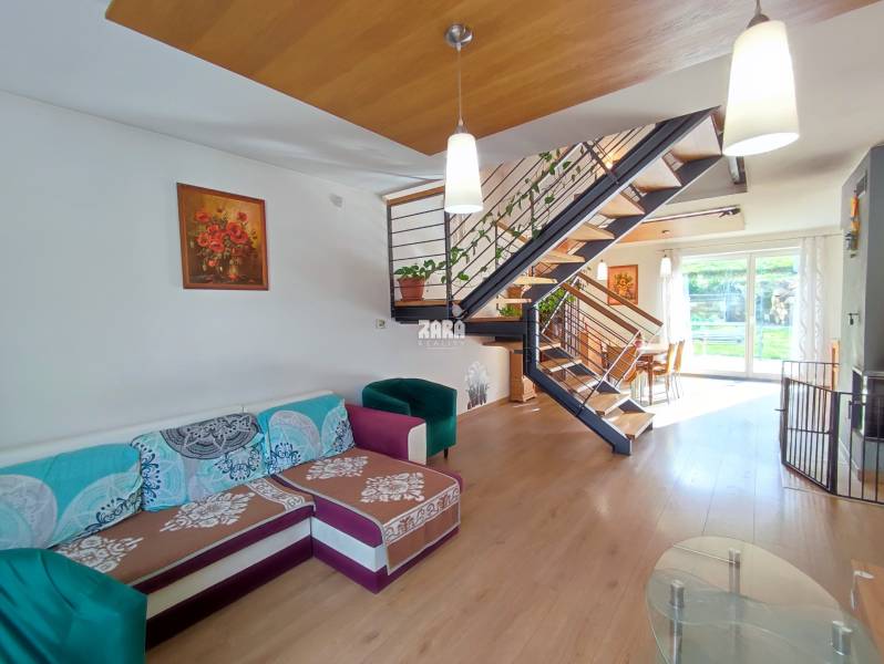 GELNICA - veľmi pekný 3 podlažný rod. dom po rekonštrukcii. 861 m2