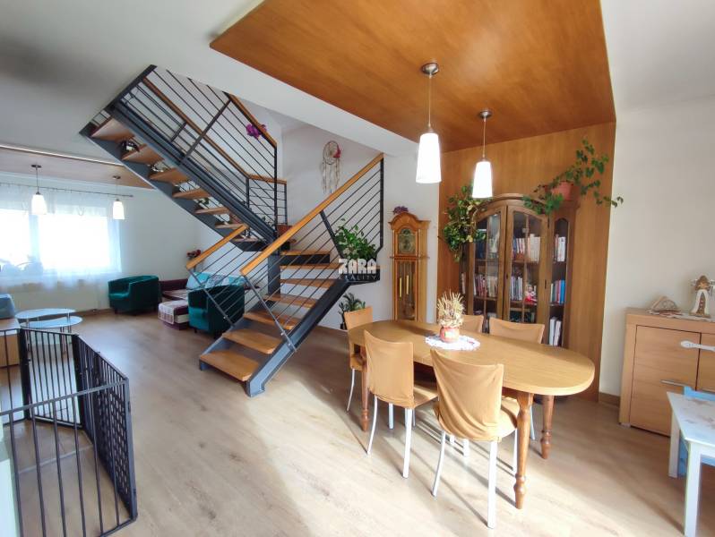 GELNICA - veľmi pekný 3 podlažný rod. dom po rekonštrukcii. 861 m2