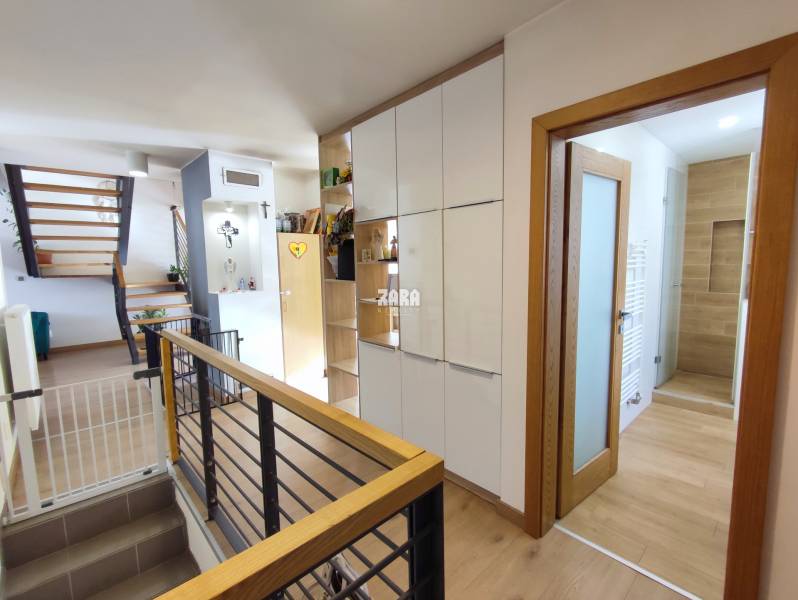 GELNICA - veľmi pekný 3 podlažný rod. dom po rekonštrukcii. 861 m2