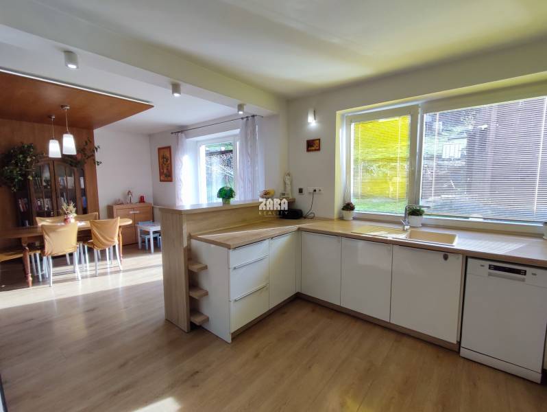 GELNICA - veľmi pekný 3 podlažný rod. dom po rekonštrukcii. 861 m2