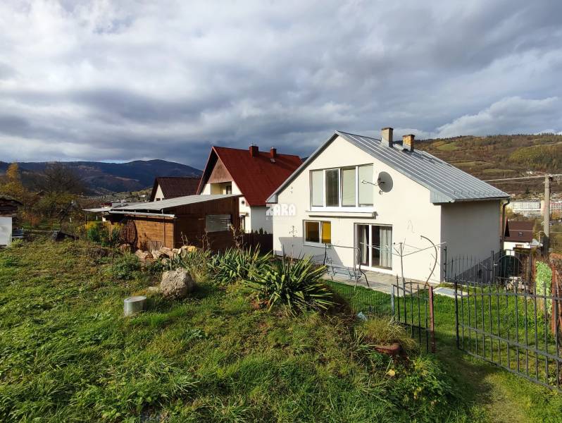 GELNICA - veľmi pekný 3 podlažný rod. dom po rekonštrukcii. 861 m2