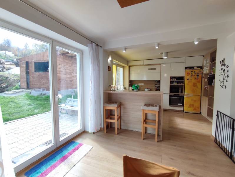 GELNICA - veľmi pekný 3 podlažný rod. dom po rekonštrukcii. 861 m2