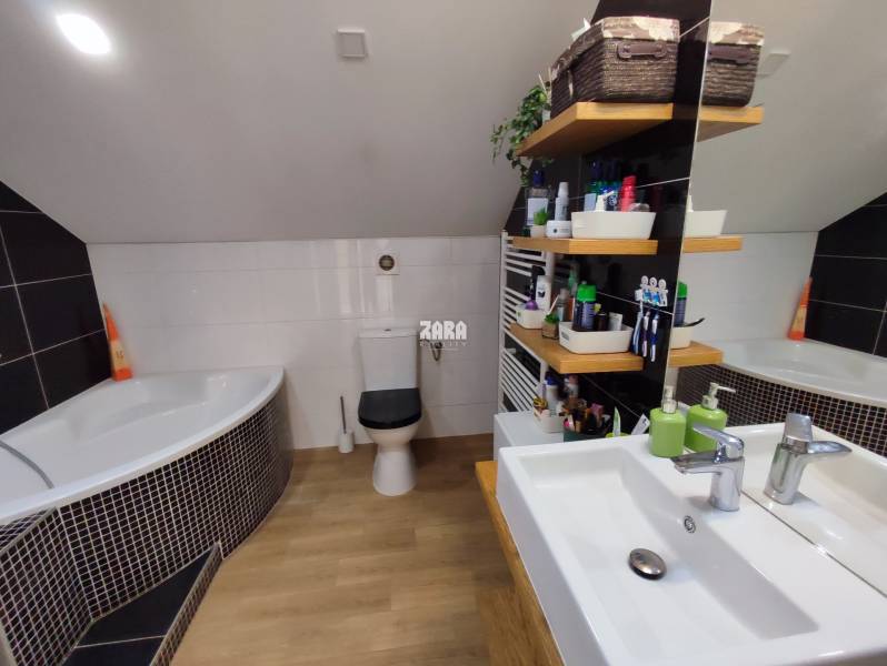 GELNICA - veľmi pekný 3 podlažný rod. dom po rekonštrukcii. 861 m2