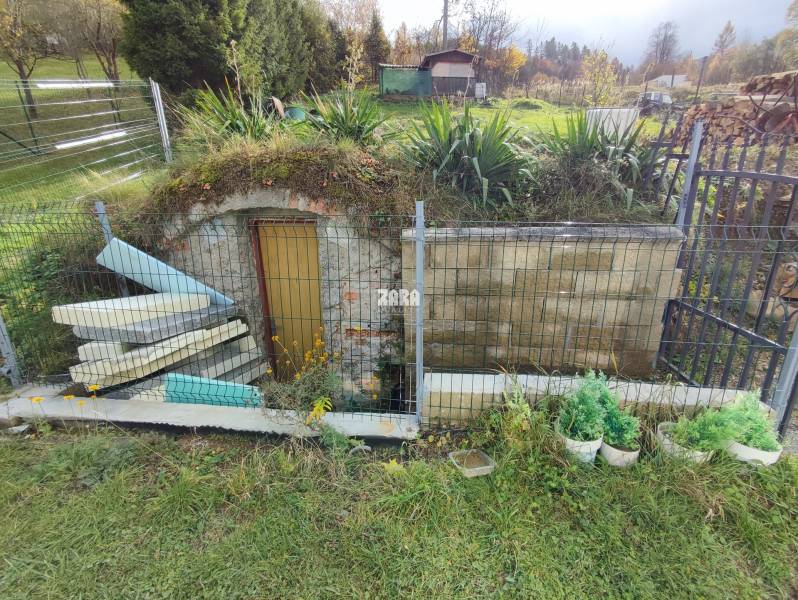 GELNICA - veľmi pekný 3 podlažný rod. dom po rekonštrukcii. 861 m2