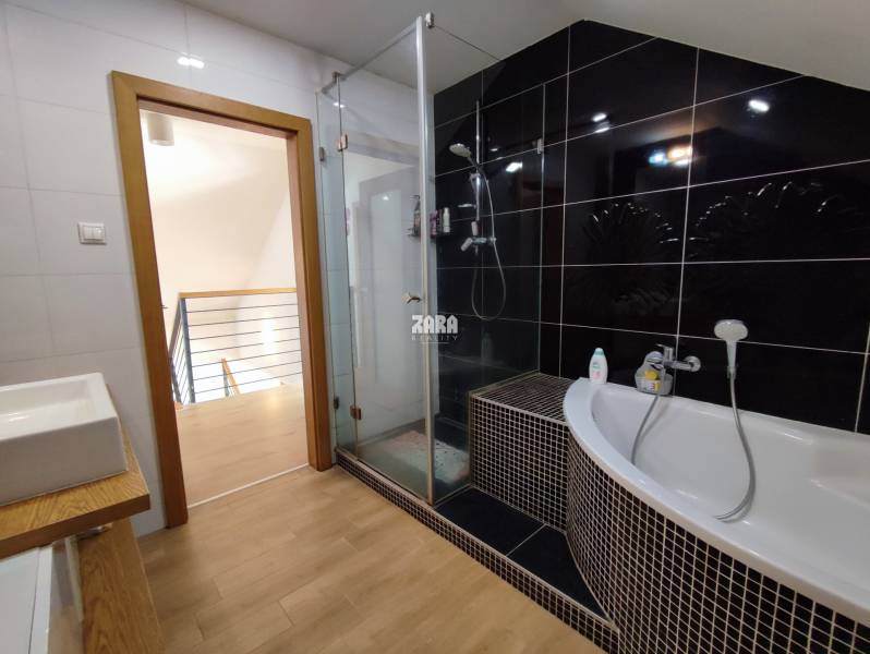 GELNICA - veľmi pekný 3 podlažný rod. dom po rekonštrukcii. 861 m2