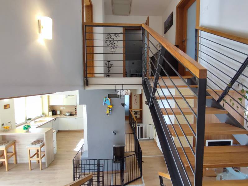 GELNICA - veľmi pekný 3 podlažný rod. dom po rekonštrukcii. 861 m2