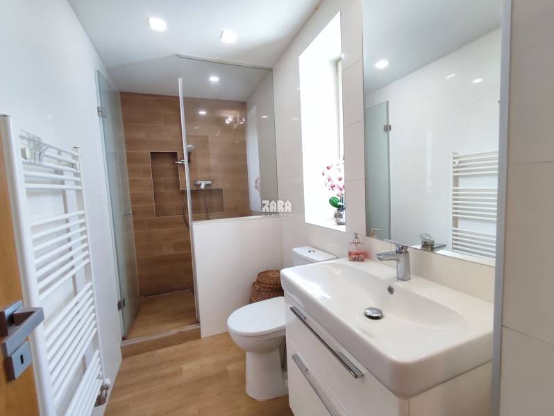 GELNICA - veľmi pekný 3 podlažný rod. dom po rekonštrukcii. 861 m2