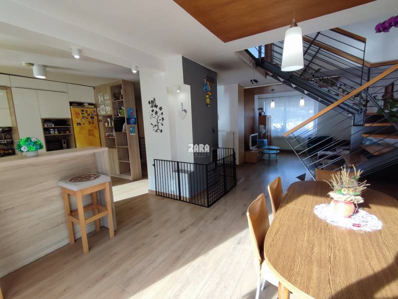 GELNICA - veľmi pekný 3 podlažný rod. dom po rekonštrukcii. 861 m2