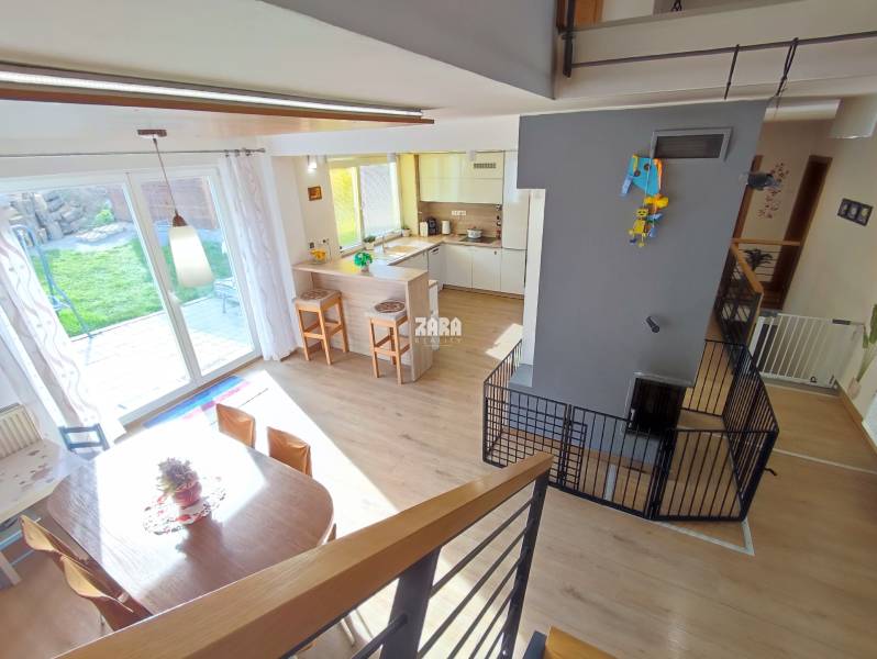 GELNICA - veľmi pekný 3 podlažný rod. dom po rekonštrukcii. 861 m2