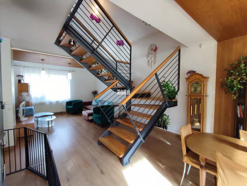 GELNICA - veľmi pekný 3 podlažný rod. dom po rekonštrukcii. 861 m2