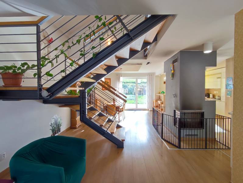 GELNICA - veľmi pekný 3 podlažný rod. dom po rekonštrukcii. 861 m2