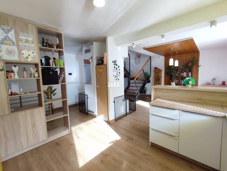 GELNICA - veľmi pekný 3 podlažný rod. dom po rekonštrukcii. 861 m2