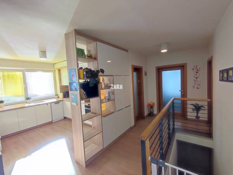 GELNICA - veľmi pekný 3 podlažný rod. dom po rekonštrukcii. 861 m2