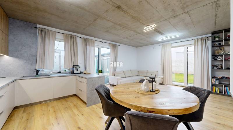 CESTICE: Atraktívna 4 i. NOVOSTAVBA- RD, moderný interiér,veľká terasa