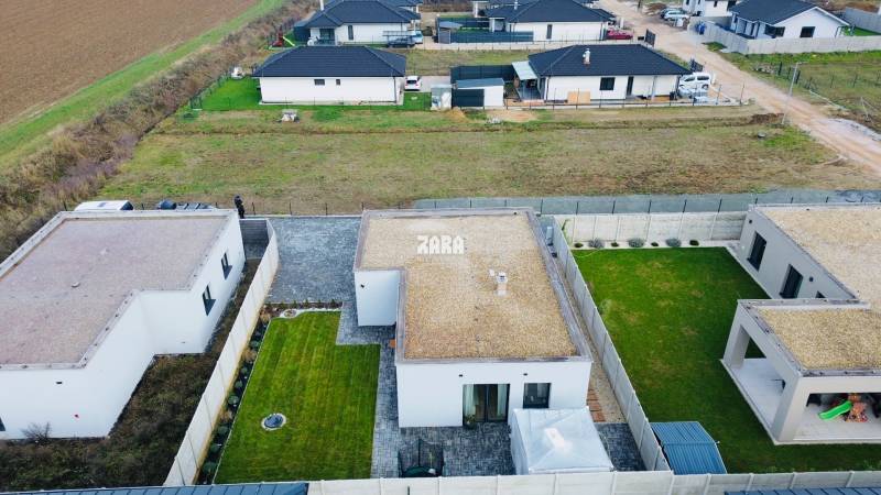 CESTICE: Atraktívna 4 i. NOVOSTAVBA- RD, moderný interiér,veľká terasa