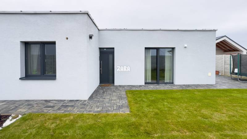 CESTICE: Atraktívna 4 i. NOVOSTAVBA- RD, moderný interiér,veľká terasa