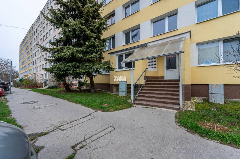 Tokajícka: Krásny 2 izb.  byt 42 m2 + loggia. Zariadený,rekonštruovaný