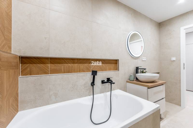 Tokajícka: Krásny 2 izb.  byt 42 m2 + loggia. Zariadený,rekonštruovaný