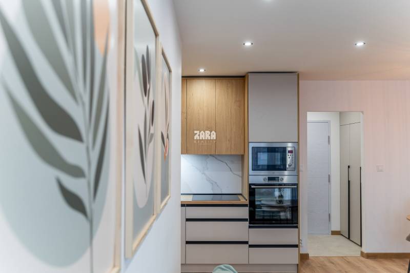 Tokajícka: Krásny 2 izb.  byt 42 m2 + loggia. Zariadený,rekonštruovaný