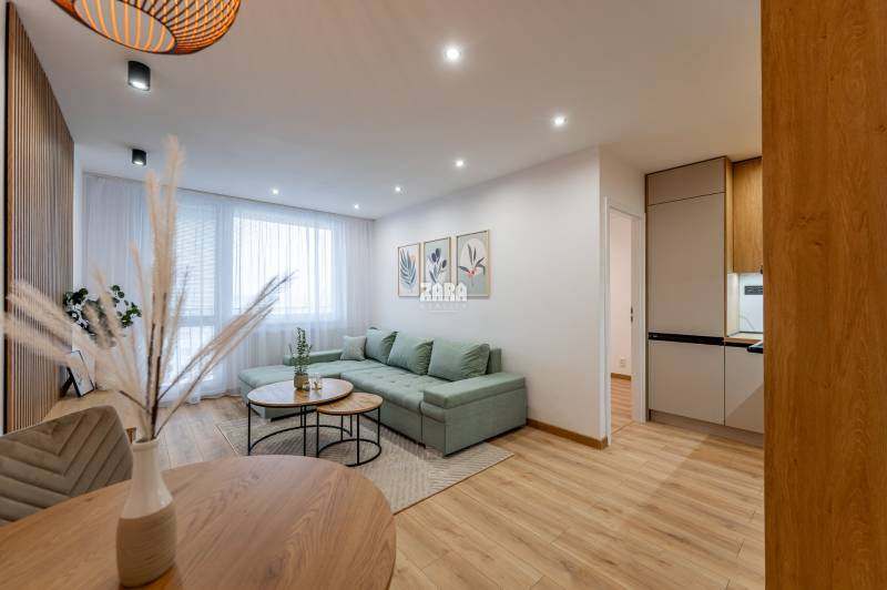 Tokajícka: Krásny 2 izb.  byt 42 m2 + loggia. Zariadený,rekonštruovaný