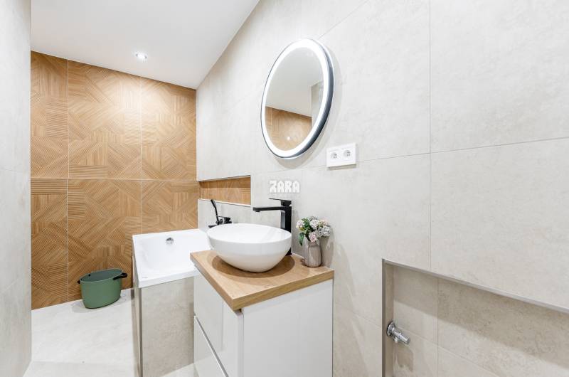 Tokajícka: Krásny 2 izb.  byt 42 m2 + loggia. Zariadený,rekonštruovaný