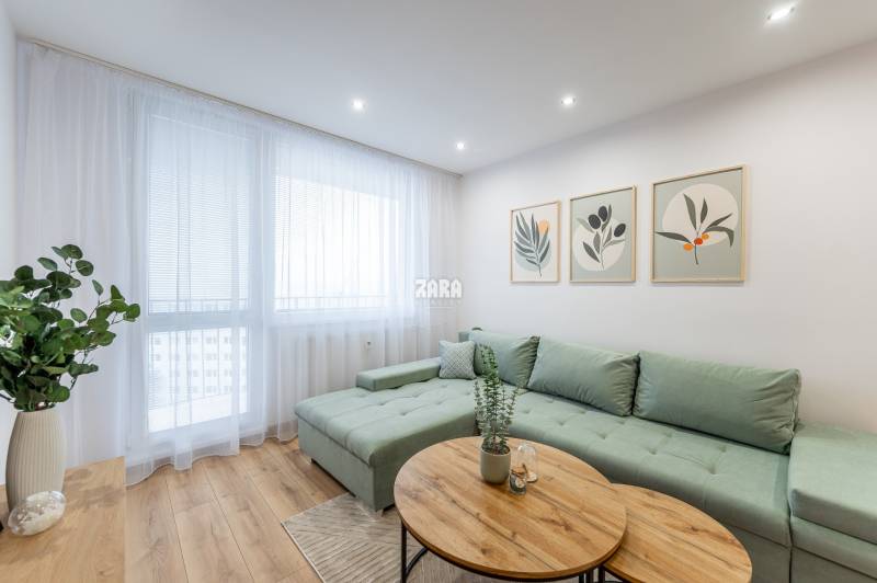 Tokajícka: Krásny 2 izb.  byt 42 m2 + loggia. Zariadený,rekonštruovaný