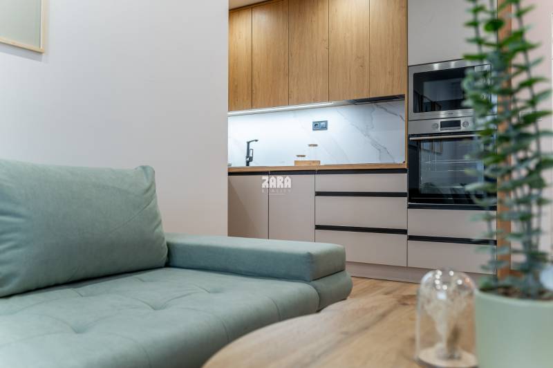 Tokajícka: Krásny 2 izb.  byt 42 m2 + loggia. Zariadený,rekonštruovaný