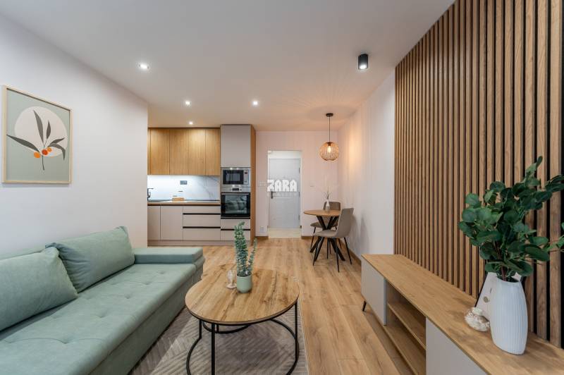 Tokajícka: Krásny 2 izb.  byt 42 m2 + loggia. Zariadený,rekonštruovaný