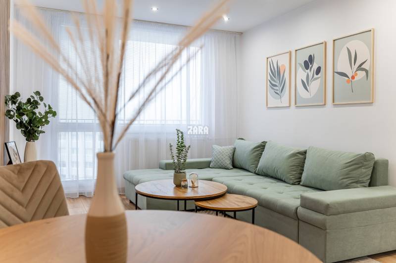 Tokajícka: Krásny 2 izb.  byt 42 m2 + loggia. Zariadený,rekonštruovaný