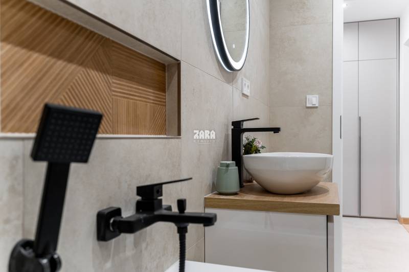 Tokajícka: Krásny 2 izb.  byt 42 m2 + loggia. Zariadený,rekonštruovaný