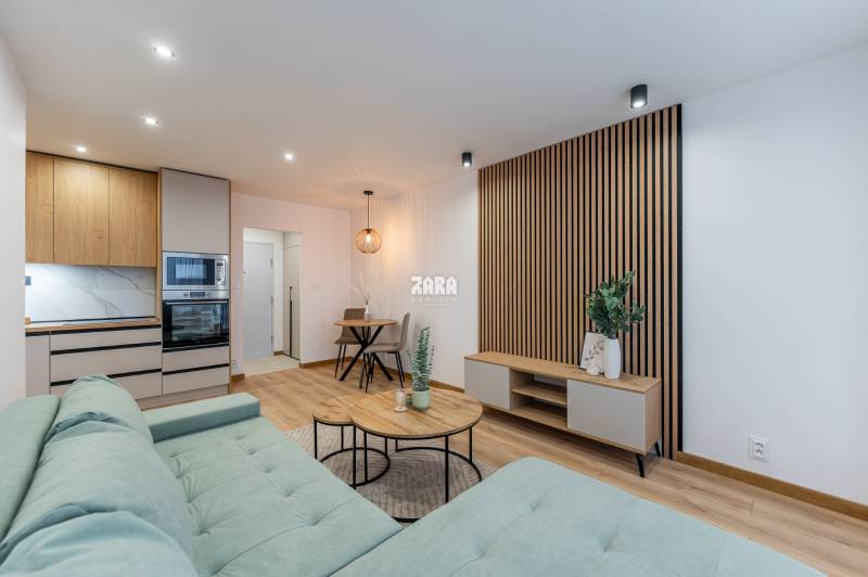 Tokajícka: Krásny 2 izb.  byt 42 m2 + loggia. Zariadený,rekonštruovaný