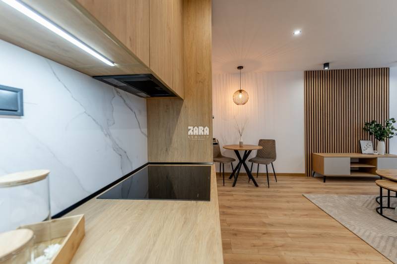 Tokajícka: Krásny 2 izb.  byt 42 m2 + loggia. Zariadený,rekonštruovaný