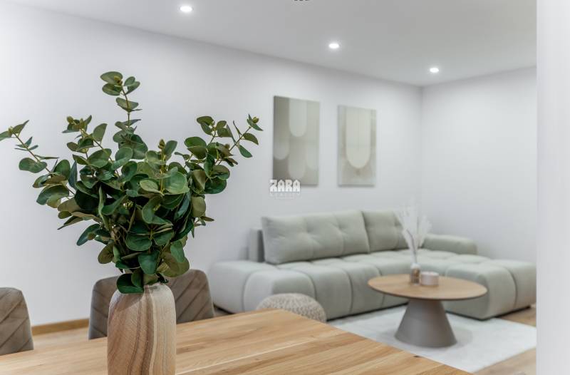 MICHALOVSKÁ:  moderný 3 izb. byt. REKONŠTRUKCIA, ZARIADENIE, LOGGIA. 