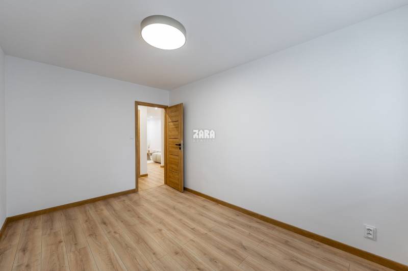 MICHALOVSKÁ:  moderný 3 izb. byt. REKONŠTRUKCIA, ZARIADENIE, LOGGIA. 