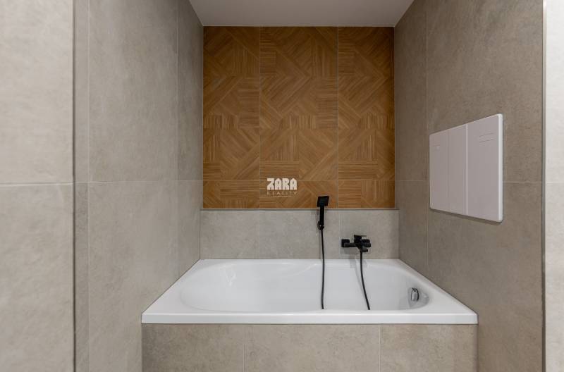 MICHALOVSKÁ:  moderný 3 izb. byt. REKONŠTRUKCIA, ZARIADENIE, LOGGIA. 