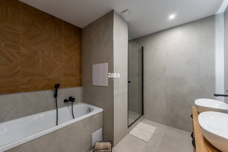 MICHALOVSKÁ:  moderný 3 izb. byt. REKONŠTRUKCIA, ZARIADENIE, LOGGIA. 